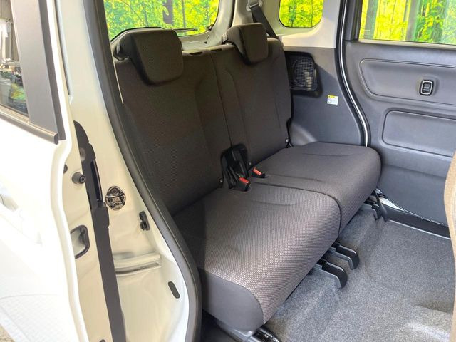 後部座席も気になるようなキズ・汚れやへたり等、大きなダメージはなく、良好な状態です。