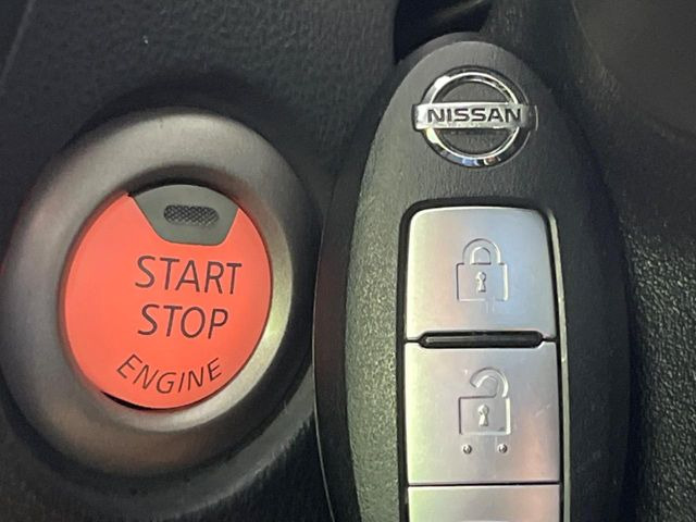 【インテリジェントキー】カバンやポケットに入れたままでもドアの施錠・解錠が可能なスマートキーを装備。エンジンのオン・オフ時もカギを取り出す必要が無いからとっても便利です♪