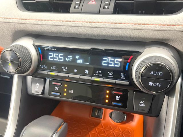 【シートベンチレーション】夏場は涼しい風でお尻や背中の熱やムレを防ぎ、冬はエアコンよりも早く温まってポカポカに!季節を問わず快適に過ごせます。