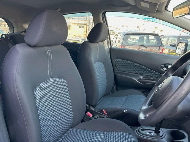 運転席まわりには十分なスペースがあり、大柄な方でもゆったり運転していただける環境です。