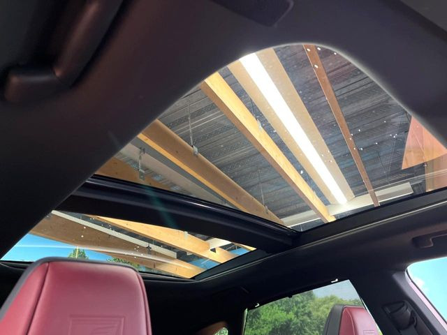 【大型サンルーフ】車内の解放感が一気に上がる大型のパノラマルーフ!季節を問わず開放的で快適なドライブをお楽しみいただけます。流通量も少なく希少価値の高い人気の装備です♪