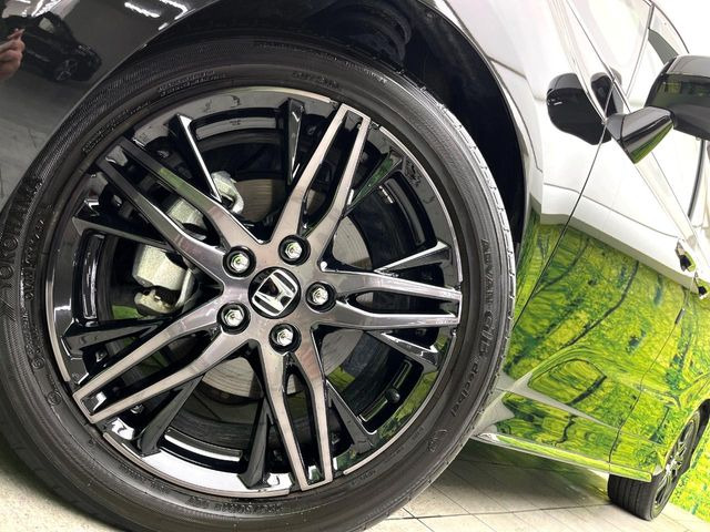 �y����18�C���`�A���~�z�C�[���z�O�ςɃ}�b�`���������A���~�z�C�[���𑕒����Ă���܂��B�e��ЊO�A���~�z�C�[����A�X�^�b�h���X�^�C�����戵�����Ă���܂��B���񂲑��k����������