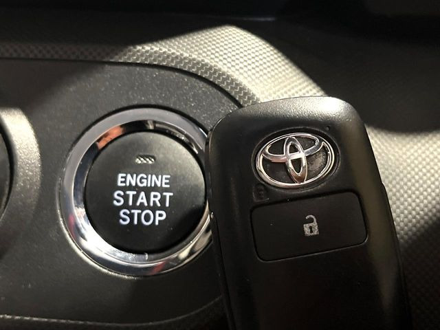 【スマートキー】カバンやポケットに入れたままでもドアの施錠・解錠が可能なスマートキーを装備。エンジンのオン・オフ時もカギを取り出す必要が無いからとっても便利です♪