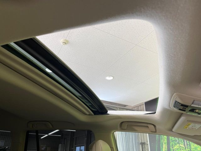 【サンルーフ】開放感たっぷりの希少装備、サンルーフが装着されています!車内に明かりを取り入れたり景色を楽しむ以外にも、車内の空気も簡単に換気できて快適です!