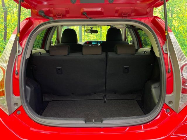 ���i�̂���������ʋ΁A���}���ɏ\���ȉ׎��X�y�[�X���m�ۂ��Ă���܂��B�Z�J���h�V�[�g��|���ƁA�傫�ȉו��̐ύڂ��\�ł���