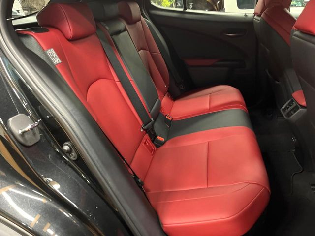 後部座席も気になるようなキズ・汚れやへたり等、大きなダメージはなく、良好な状態です。