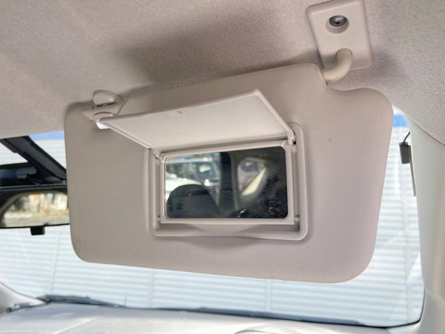 【バニティミラー】サンバイザー裏に設置されたミラーで身だしなみチェック!ちょっとしたメイク直しにも活躍します♪