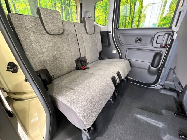 後部座席も気になるようなキズ・汚れやへたり等、大きなダメージはなく、良好な状態です。