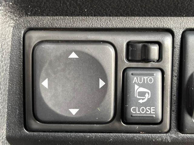 【電動格納ミラー】サイドミラーは電動格納式となっており、狭い駐車場でもキズがつくリスクを抑えられます。