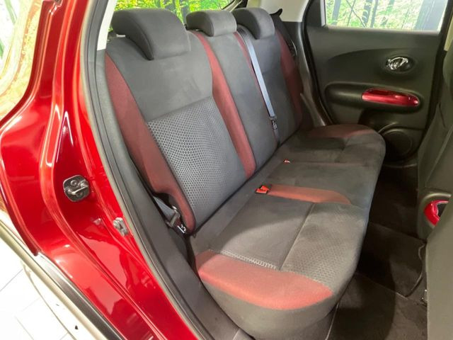 後部座席も気になるようなキズ・汚れやへたり等、大きなダメージはなく、良好な状態です。