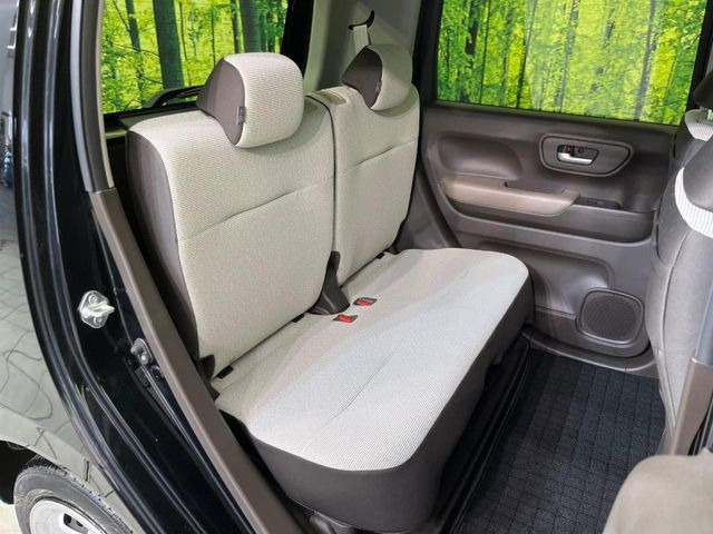 後部座席も気になるようなキズ・汚れやへたり等、大きなダメージはなく、良好な状態です。