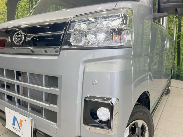 【LEDヘッドライト】悪天候や夜間走行時も良好な視界を確保し安心して運転できる高輝度LEDヘッドライトを装備!点灯速度が早く、消費電力も抑えられています。