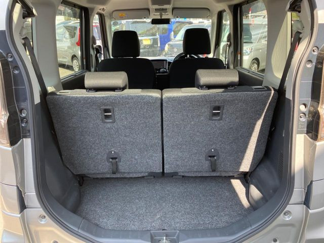 ���i�̂���������ʋ΁A���}���ɏ\���ȉ׎��X�y�[�X���m�ۂ��Ă���܂��B�Z�J���h�V�[�g��|���ƁA�傫�ȉו��̐ύڂ��\�ł���