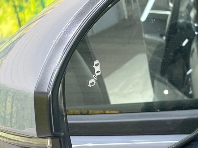 【ブラインドスポットインフォメーション】走行中、ドアミラーの死角になりやすい箇所に後続車が接近するとサイドミラー付近に警告を表示、ドライバーに注意喚起をしてくれます。