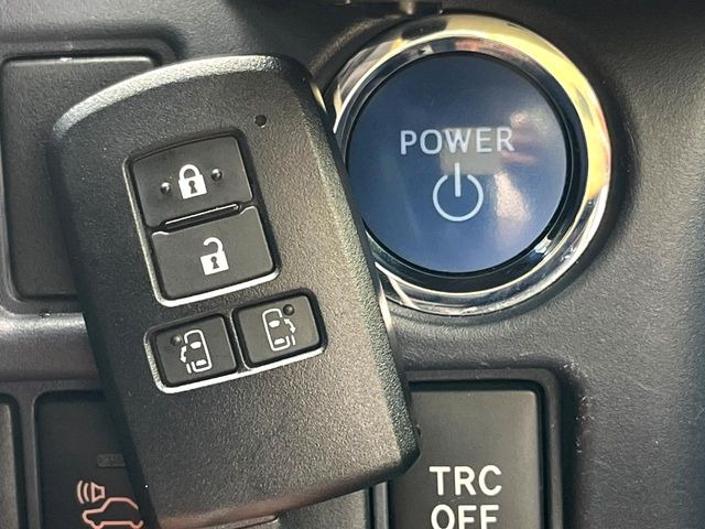 【スマートキー】カバンやポケットに入れたままでもドアの施錠・解錠が可能なスマートキーを装備。エンジンのオン・オフ時もカギを取り出す必要が無いからとっても便利です♪