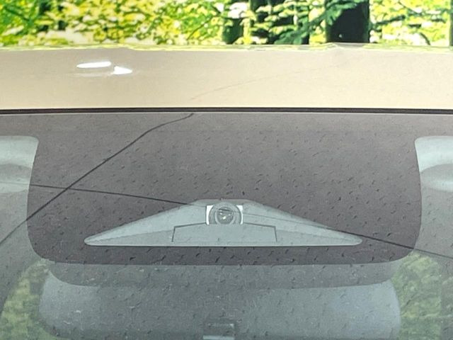 【ホンダセンシング】走行中に前方の車両等を認識し、衝突しそうな時は警報とブレーキで衝突回避と被害軽減をアシスト。より安全にドライブをお楽しみいただけます。