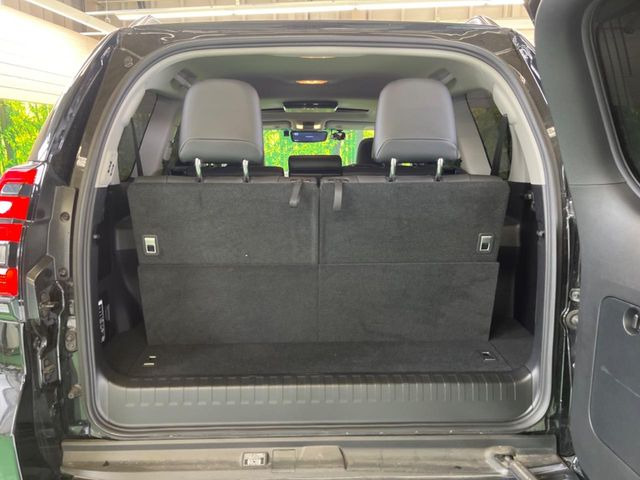 ���i�̂���������ʋ΁A���}���ɏ\���ȉ׎��X�y�[�X���m�ۂ��Ă���܂��B�Z�J���h�V�[�g��|���ƁA�傫�ȉו��̐ύڂ��\�ł���