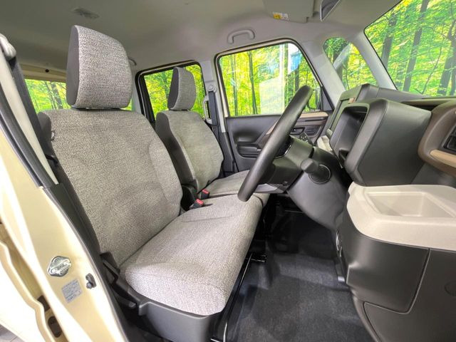 運転席シート廻りは使用感も少なく、良好な状態となっています。丁寧に使われていたことがよくわかりますね。