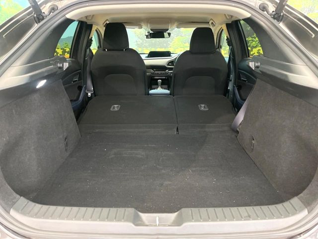 後席を格納すると、これだけの広さが!シーンに合わせたシートアレンジで、大きな荷物も積むことが出来ます♪