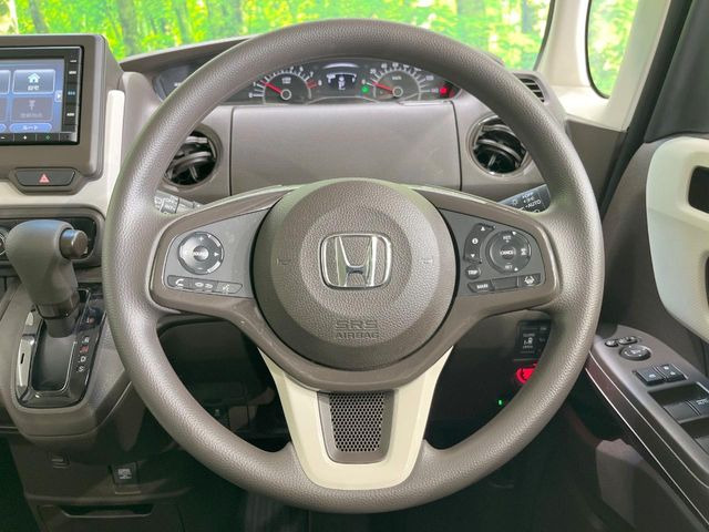 �C���e���A�ɍ��킹���f�U�C���̃X�e�A�����O�́A�^�]�������̂��Ƃ��l���A�^�]���₷���`��A�傫���ł��B�����x�A���ۂɐG���Ă��m���߂��������B