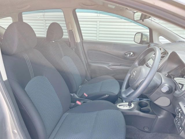 運転席まわりには十分なスペースがあり、大柄な方でもゆったり運転していただける環境です。