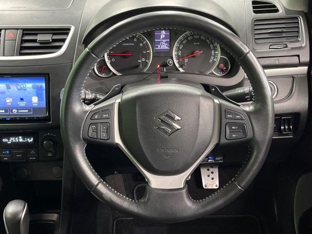 �C���e���A�ɍ��킹���f�U�C���̃X�e�A�����O�́A�^�]�������̂��Ƃ��l���A�^�]���₷���`��A�傫���ł��B�����x�A���ۂɐG���Ă��m���߂��������B