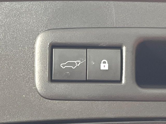 【パワーバックドア】スマートキーや運転席のボタンを押すだけでリアゲートが自動で開閉します!荷物を持っている時や、高い位置にあるバックドアを閉める際に便利な機能です♪