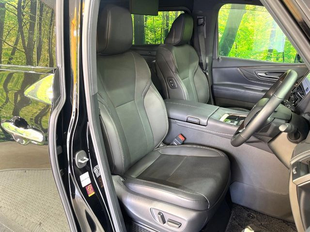 運転席まわりには十分なスペースがあり、大柄な方でもゆったり運転していただける環境です。