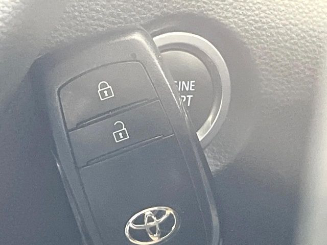 【スマートキー】カバンやポケットに入れたままでもドアの施錠・解錠が可能なスマートキーを装備。エンジンのオン・オフ時もカギを取り出す必要が無いからとっても便利です♪