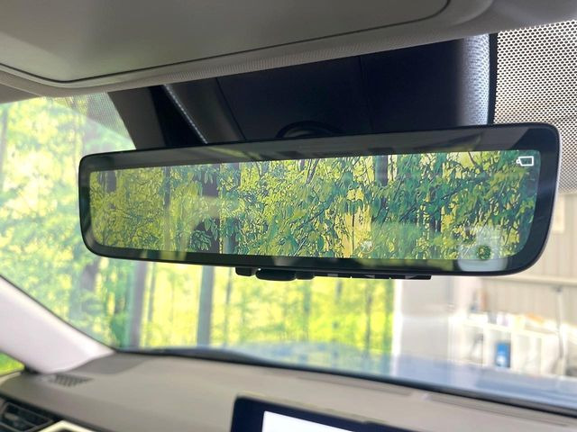 【デジタルインナーミラー】後席の大きな荷物や同乗者で後方が確認しづらい時でも安心!カメラが撮影した車両後方の映像をルームミラー内に表示。クリアな視界で状況の確認が可能です!