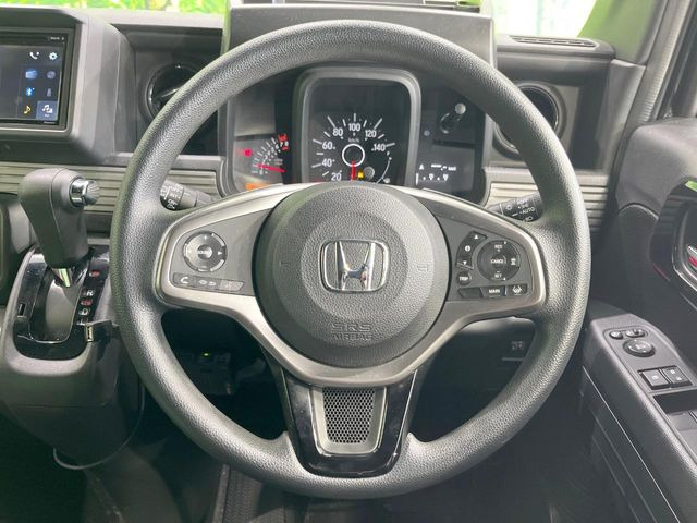 �C���e���A�ɍ��킹���f�U�C���̃X�e�A�����O�́A�^�]�������̂��Ƃ��l���A�^�]���₷���`��A�傫���ł��B�����x�A���ۂɐG���Ă��m���߂��������B