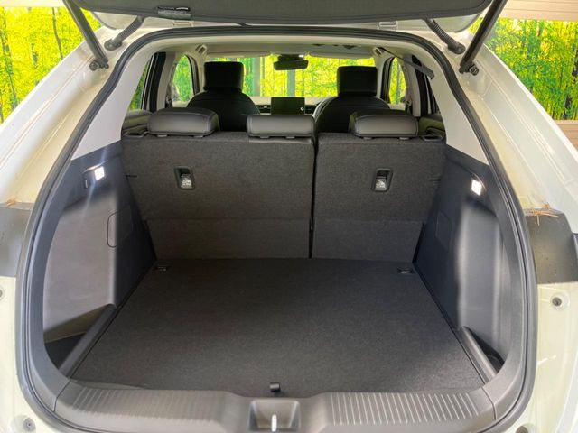 ���i�̂���������ʋ΁A���}���ɏ\���ȉ׎��X�y�[�X���m�ۂ��Ă���܂��B�Z�J���h�V�[�g��|���ƁA�傫�ȉו��̐ύڂ��\�ł���