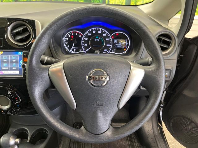 �C���e���A�ɍ��킹���f�U�C���̃X�e�A�����O�́A�^�]�������̂��Ƃ��l���A�^�]���₷���`��A�傫���ł��B�����x�A���ۂɐG���Ă��m���߂��������B