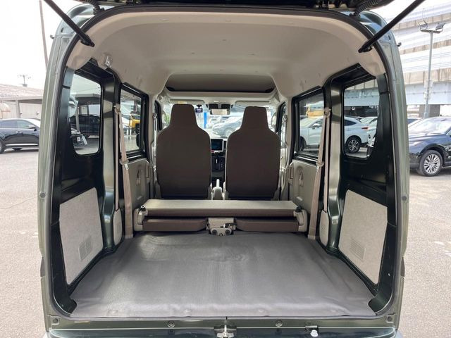 ���i�̂���������ʋ΁A���}���ɏ\���ȉ׎��X�y�[�X���m�ۂ��Ă���܂��B�Z�J���h�V�[�g��|���ƁA�傫�ȉו��̐ύڂ��\�ł���