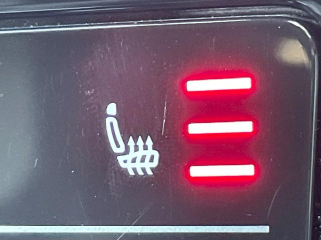 ●フロントシートヒーティング:運転席・助手席共に三段階で調節が可能なシートヒーターを装備しております。季節を問わず快適にご使用いただけます。