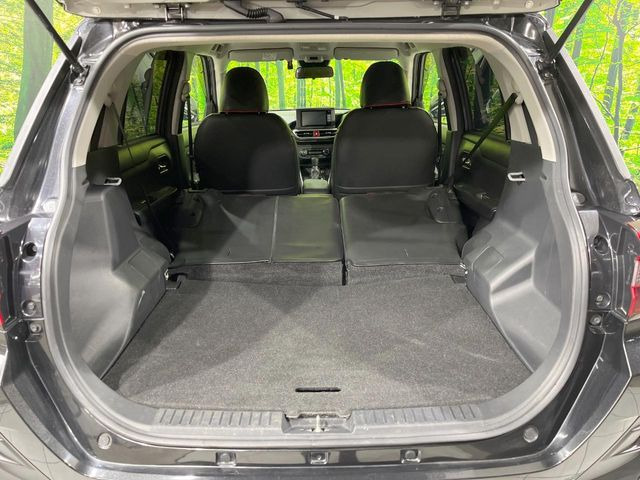 ���i�̂���������ʋ΁A���}���ɏ\���ȉ׎��X�y�[�X���m�ۂ��Ă���܂��B�Z�J���h�V�[�g��|���ƁA�傫�ȉו��̐ύڂ��\�ł���