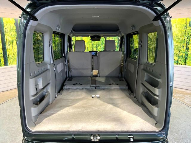 ���i�̂���������ʋ΁A���}���ɏ\���ȉ׎��X�y�[�X���m�ۂ��Ă���܂��B�Z�J���h�V�[�g��|���ƁA�傫�ȉו��̐ύڂ��\�ł���