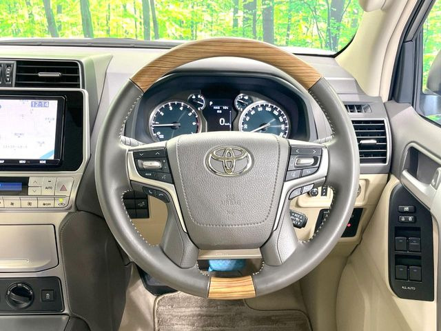 【ウッドコンビステアリング】高級感ある木目調パーツを採用した手に良く馴染むコンビハンドル。運転席廻りの雰囲気も一気に豪華になります!