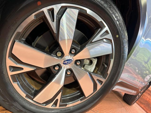 �y����18�C���`�A���~�z�C�[���z�O�ςɃ}�b�`���������A���~�z�C�[���𑕒����Ă���܂��B�e��ЊO�A���~�z�C�[����A�X�^�b�h���X�^�C�����戵�����Ă���܂��B���񂲑��k����������