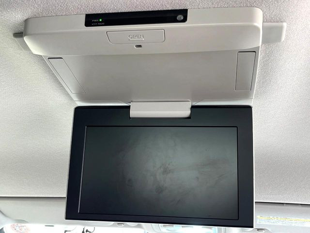 【フリップダウンモニター】大画面モニターで後席でもエンタメをお楽しみいただけます。小さなお子様にも大人気の装備です♪