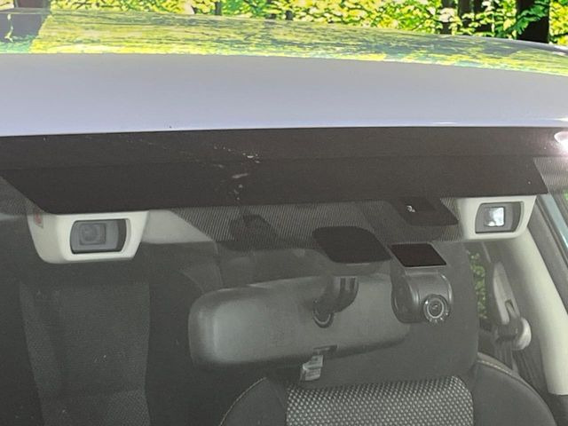 【アイサイトVer3】前方の車両等を検知し、衝突しそうな時は警報で注意を促し、ブレーキを踏む力をサポート。ブレーキを踏めなかった場合は衝突被害軽減ブレーキが作動、衝突回避をサポートします。