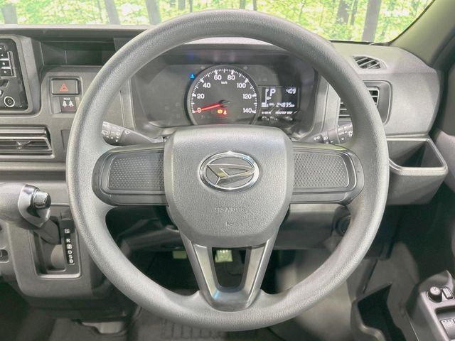 インテリアに合わせたデザインのステアリングは、運転される方のことも考え、運転しやすい形状、大きさです。是非一度、実際に触ってお確かめください。