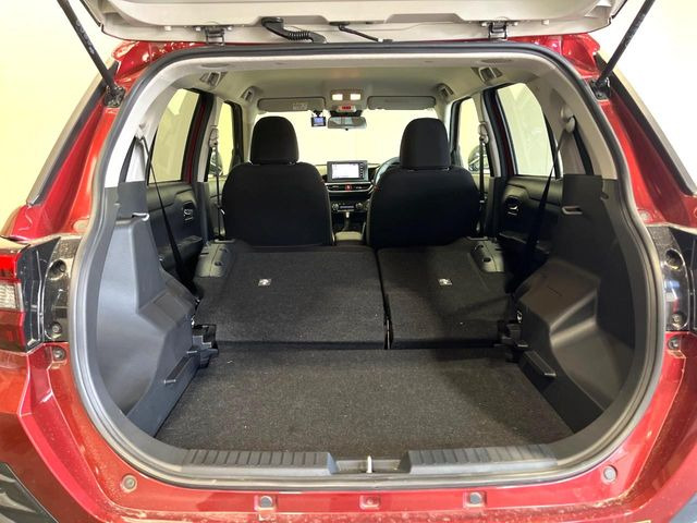後席を格納すると、これだけの広さが!シーンに合わせたシートアレンジで、大きな荷物も積むことが出来ます♪