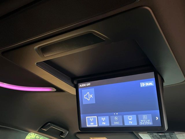 【リヤエンターテインメントシステム】後席にお座りの方も大満足の、人気メーカーオプションを装備。専用の音響システムと、大画面のモニターで移動中もDVD等をお楽しみいただけます。