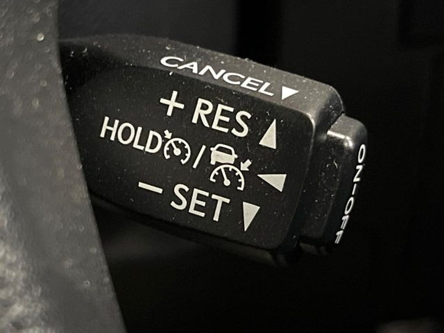 【レーダークルーズコントロール】高速道路での長距離走行が楽に!!自動で速度を保つクルーズコントロールが、衝突軽減システムと連携し、前方の車両を感知して車間を保つように速度調節してくれます!!