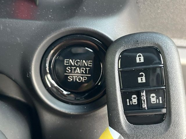 �yHonda�X�}�[�g�L�[�z�J�o����|�P�b�g�ɓ��ꂽ�܂܂ł��h�A�̎{���E�������\�ȃX�}�[�g�L�[�𑕔��B�G���W���̃I���E�I�t�����J�M�����o���K�v����������Ƃ��Ă��֗��ł���