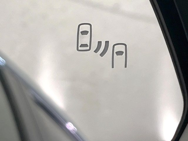 【ブラインドスポットモニター】走行中、ドアミラーの死角になりやすい箇所に後続車が接近するとサイドミラーのレンズに警告を表示!ドライバーに注意喚起をしてくれます。