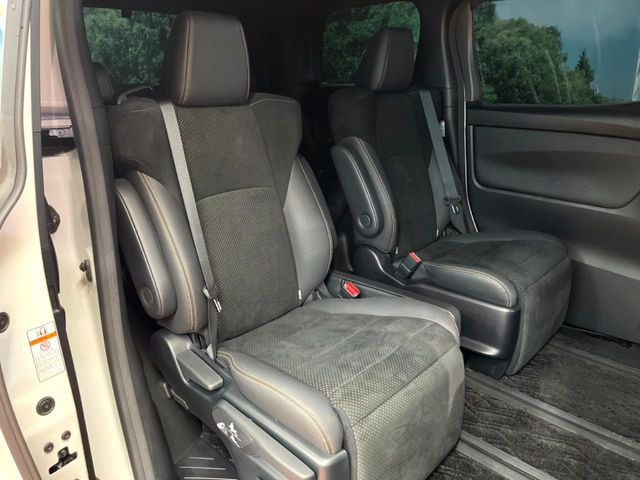 後部座席も気になるようなキズ・汚れやへたり等、大きなダメージはなく、良好な状態です。