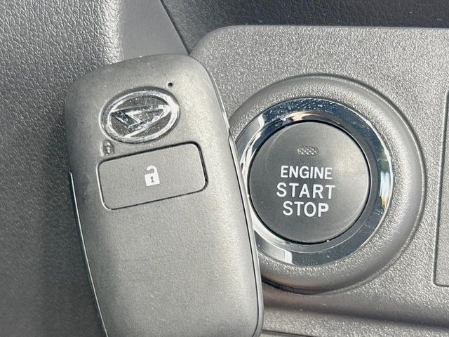 【キーフリーシステム】カバンやポケットに入れたままでもドアの施錠・解錠が可能なスマートキーを装備。エンジンのオン・オフ時もカギを取り出す必要が無いからとっても便利です♪