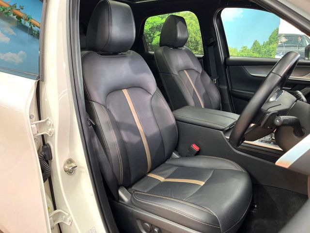 【黒革シート】上質な本革を使用し、高級感あふれる黒革シート。常に体に触れる部分だから、座り心地の良さにはこだわりたいですね♪汚れの付着や劣化を抑制する内装コーティング施工もおススメですよ♪